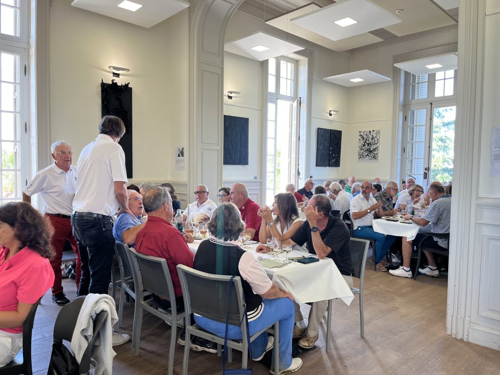 Les participants de la compétition autour de la table