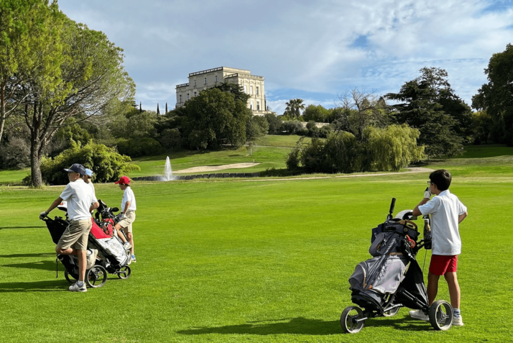 école de golf devant le château, au trou n°1