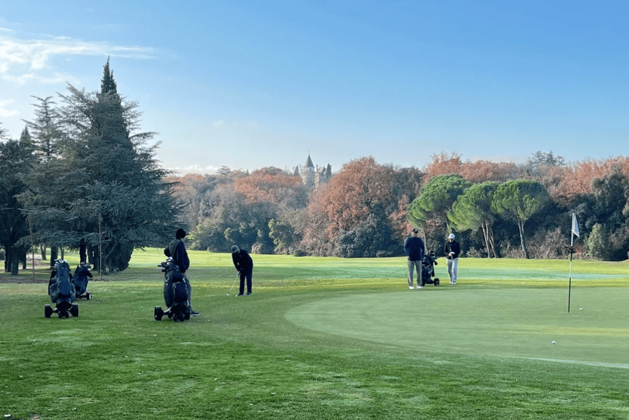 Golfeurs sur le trou n°1 lors de la compétition du club prestige de Campagne