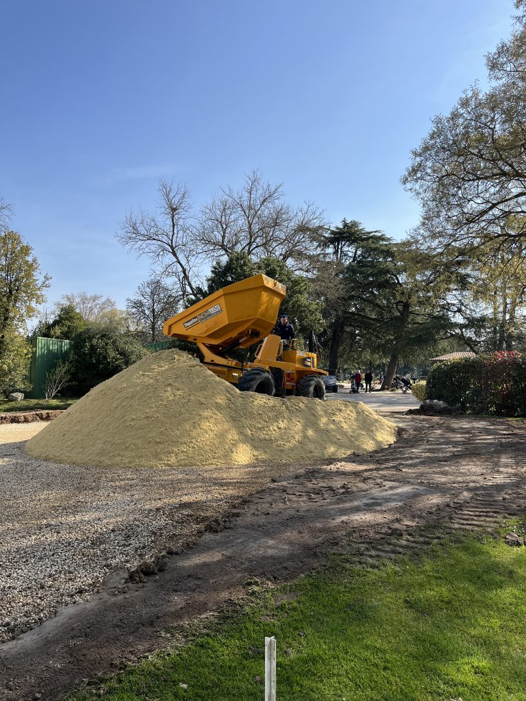 tractopelle qui vide le sable