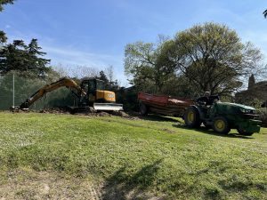 engin de travaux sur le pitch and putt